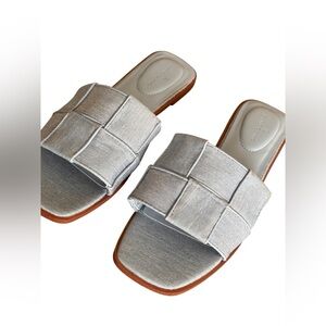 Bandolino Elegant light blue flat Sandals size 10